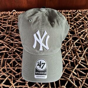 NWT Yankees Hat (women’s). Adjustable sizing.